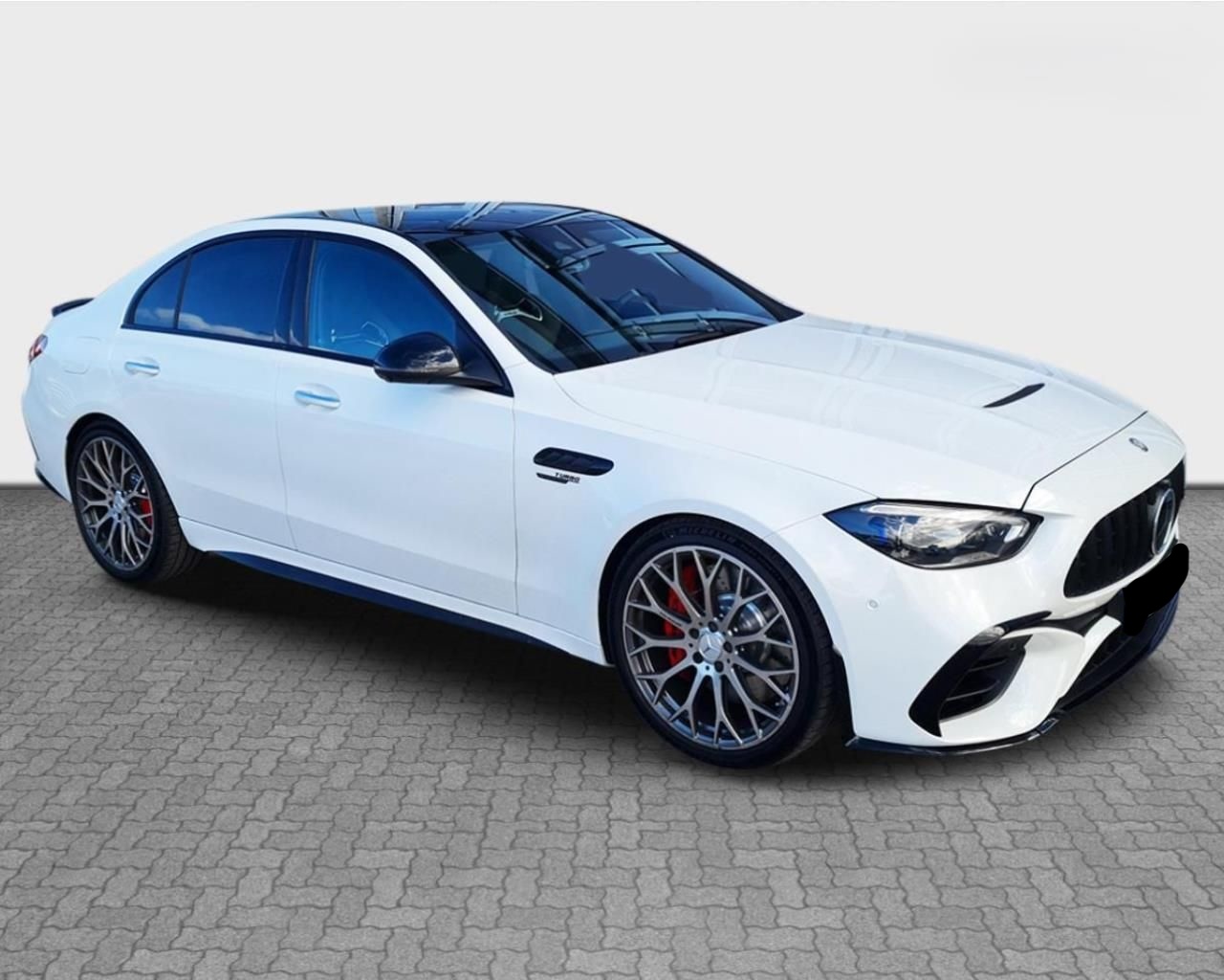 MERCEDES C 63 S AMG E-PERFORMANCE SEDAN | české předváděcí auto | skladem | sportovní hybridní sedan 680 koní | bílá s černou kůží | maximální výbava | VIP cena | nákup online | AUTOiBUY.com